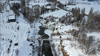 Kısmen donan Muradiye Şelalesi'nin çevresi beyaza büründü