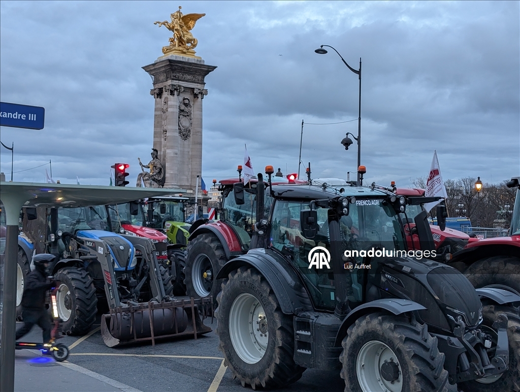 Фермеры на сотнях тракторов въехали в Париж