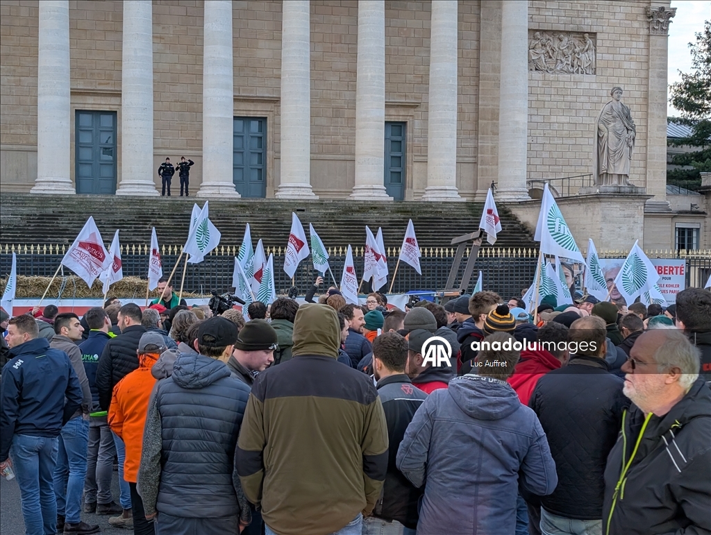 Фермеры на сотнях тракторов въехали в Париж