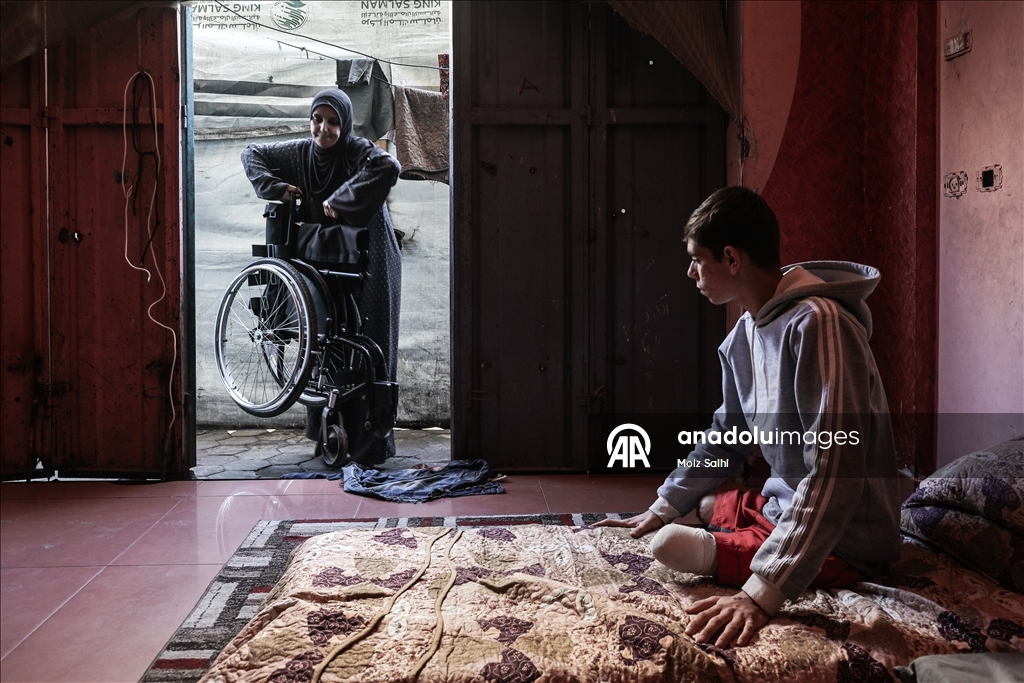 غزة.. لغم إسرائيلي أفقد الشاب داود ساقيه وسلبه أحلامه 