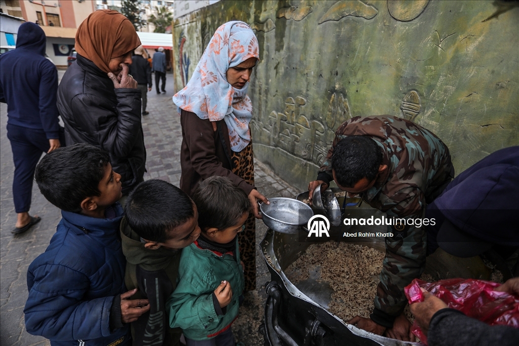 Gazze'de yerinden edilmiş Filistinlilere sıcak yemek dağıtımı yapıldı