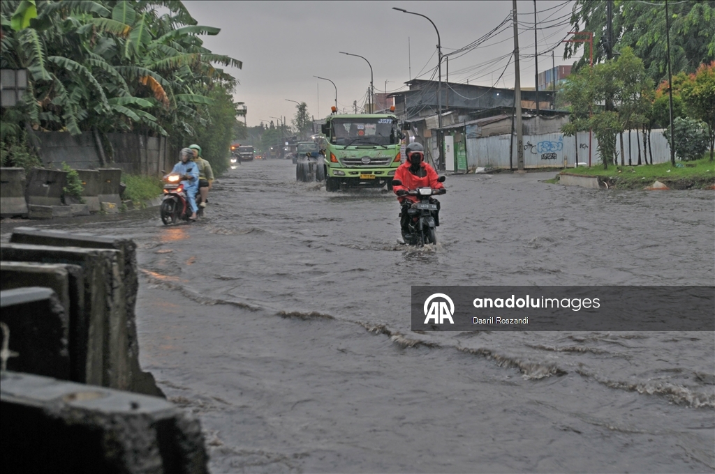 Из-за паводка в Джакарте затоплен ряд дорог