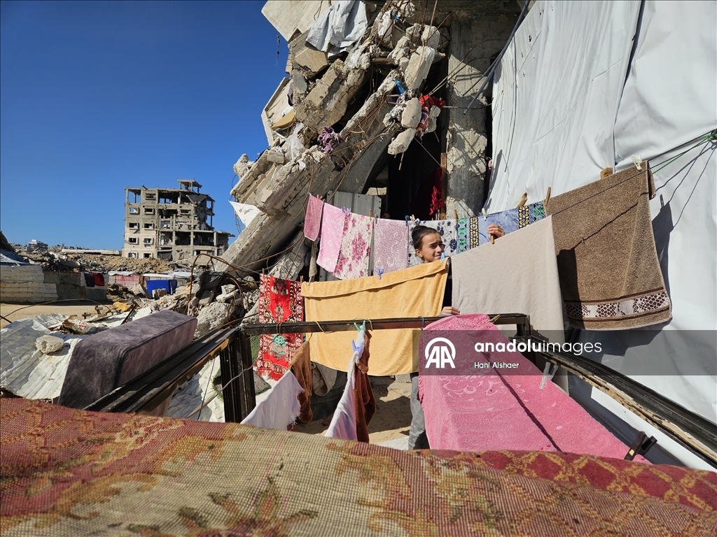 Жители Газы ютятся среди руин разрушенных зданий