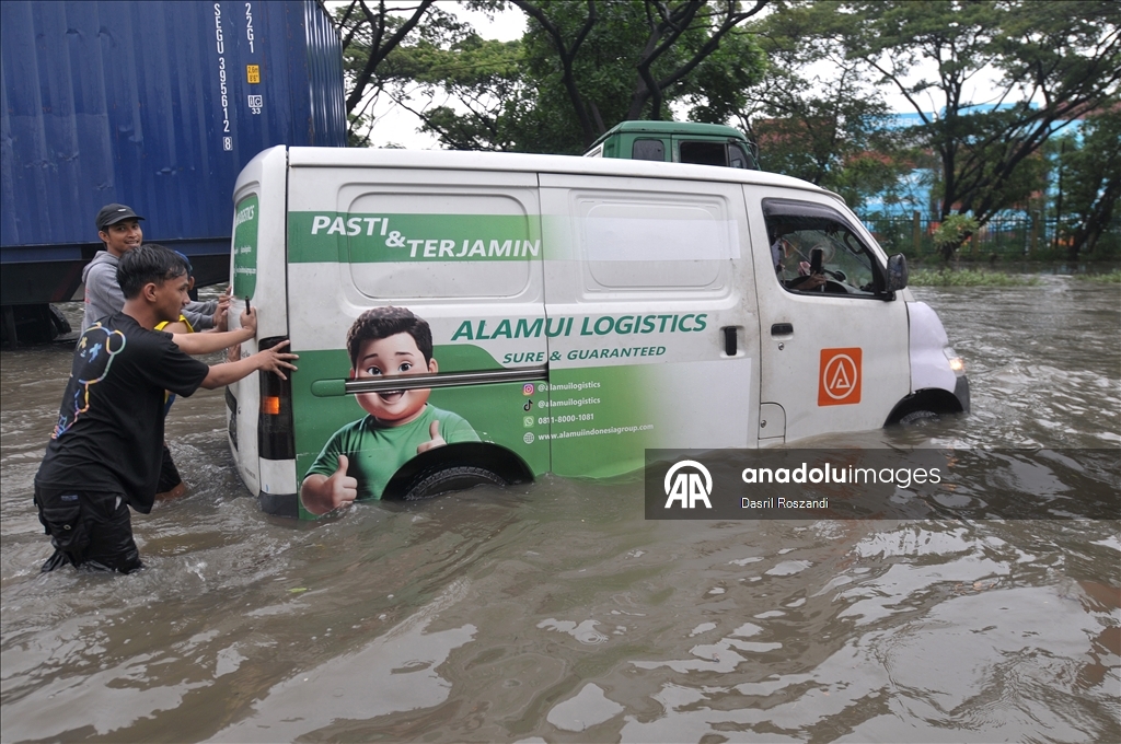 Из-за паводка в Джакарте затоплен ряд дорог