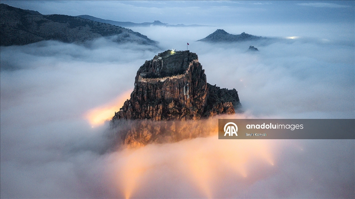 Afyonkarahisar Kalesi, sisin arasında yükseldi