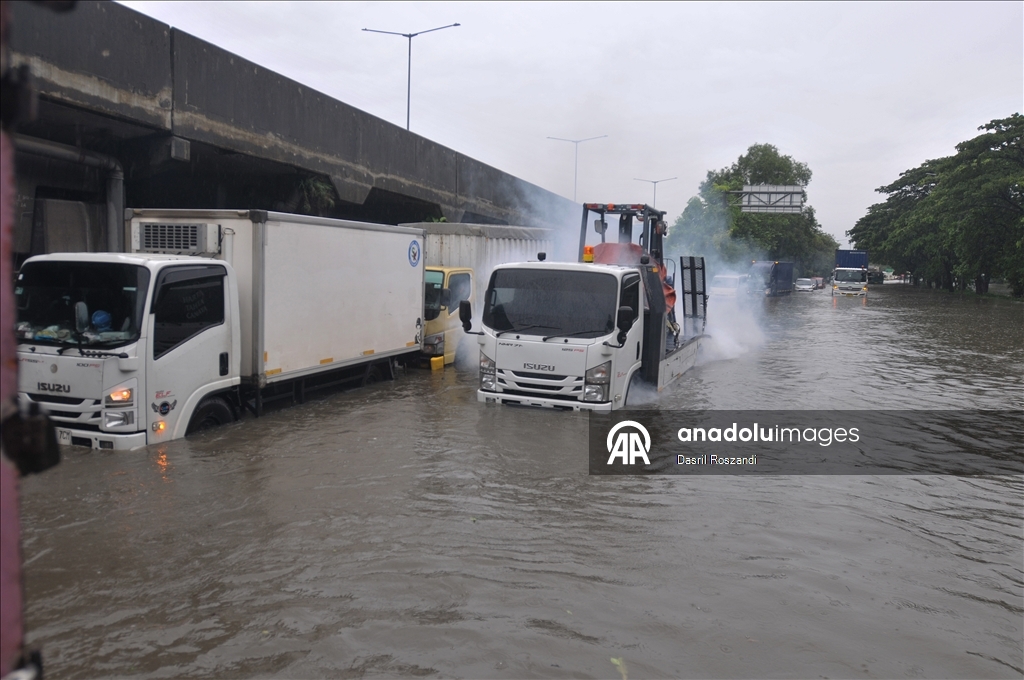 Из-за паводка в Джакарте затоплен ряд дорог