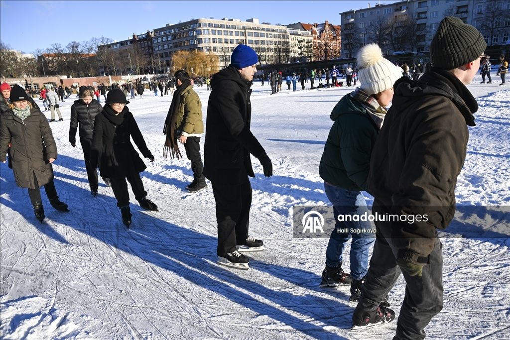 Берлинцы катаются на коньках по бассейну