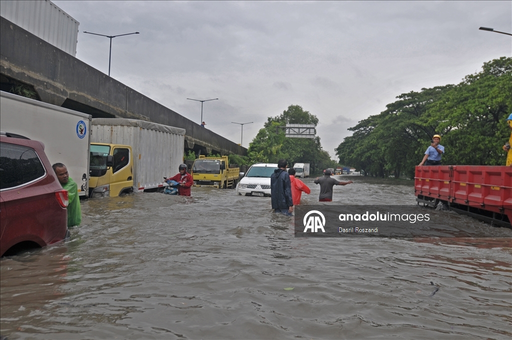 Из-за паводка в Джакарте затоплен ряд дорог