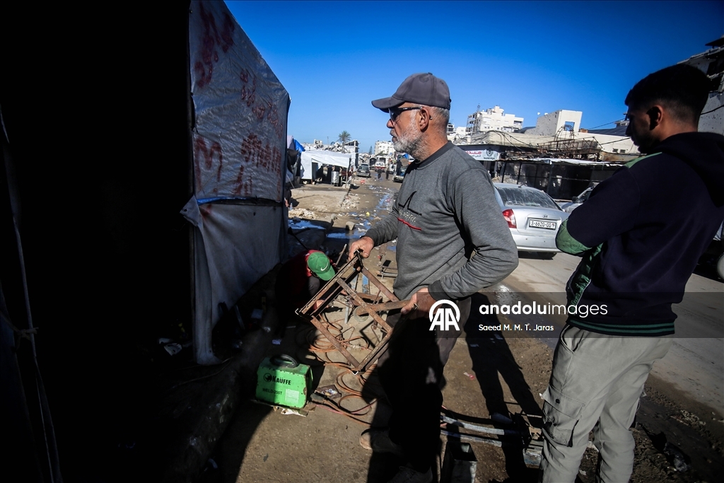 Житель сектора Газа изготавливает печи и плиты из собранного на руинах металла