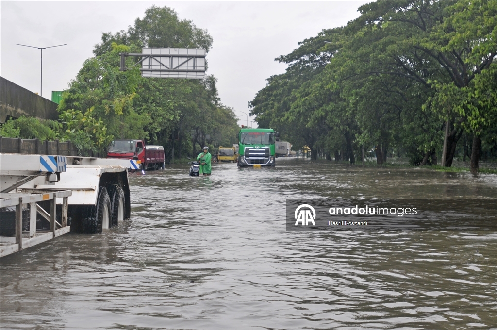 Из-за паводка в Джакарте затоплен ряд дорог