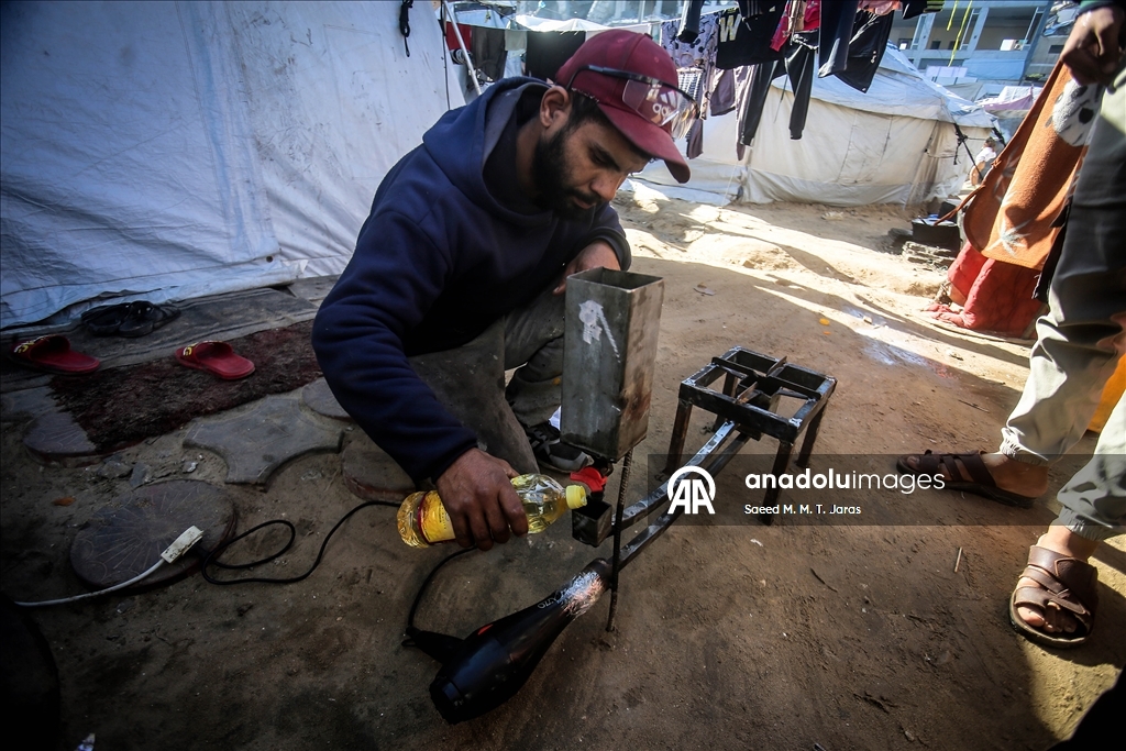 Житель сектора Газа изготавливает печи и плиты из собранного на руинах металла
