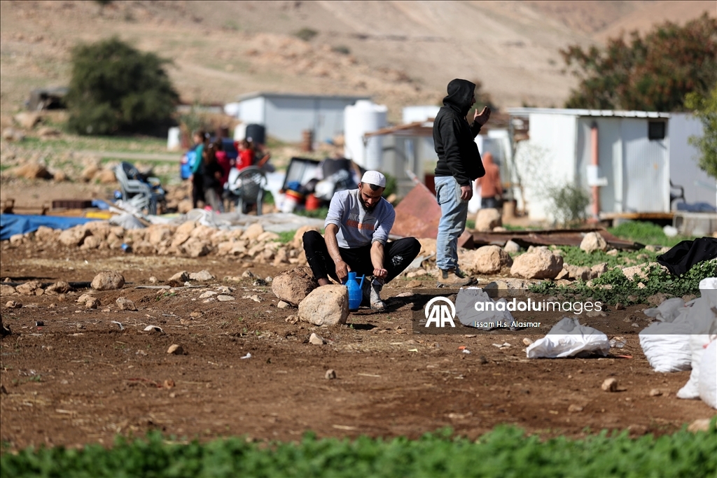 اعتداءات المستوطنين تهجر فلسطينيي "شلال العوجا" شرقي الضفة 