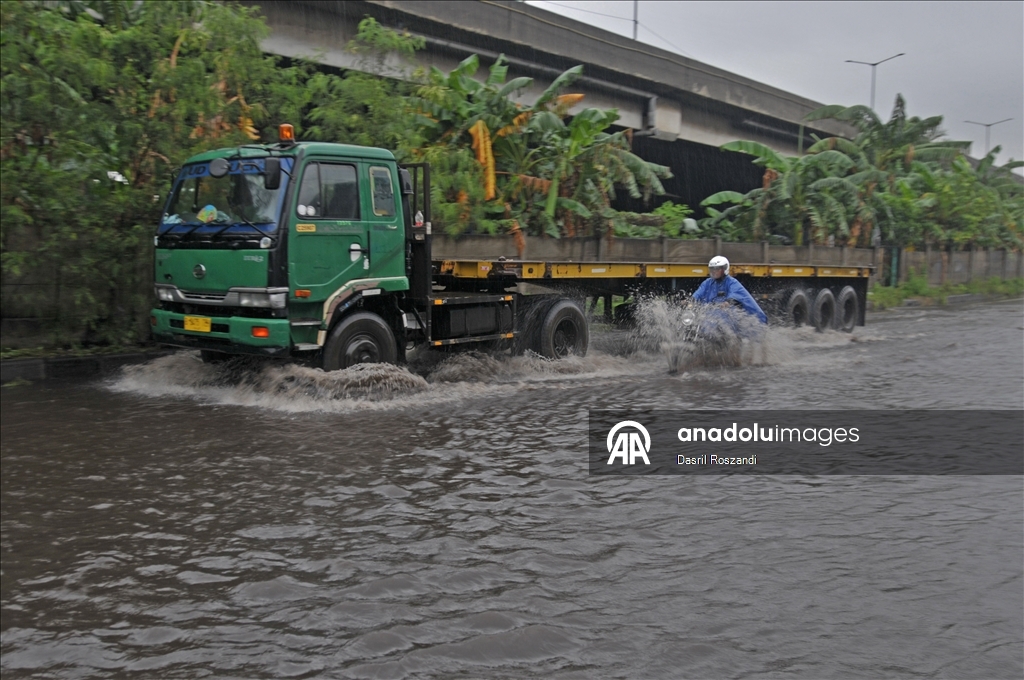 Из-за паводка в Джакарте затоплен ряд дорог