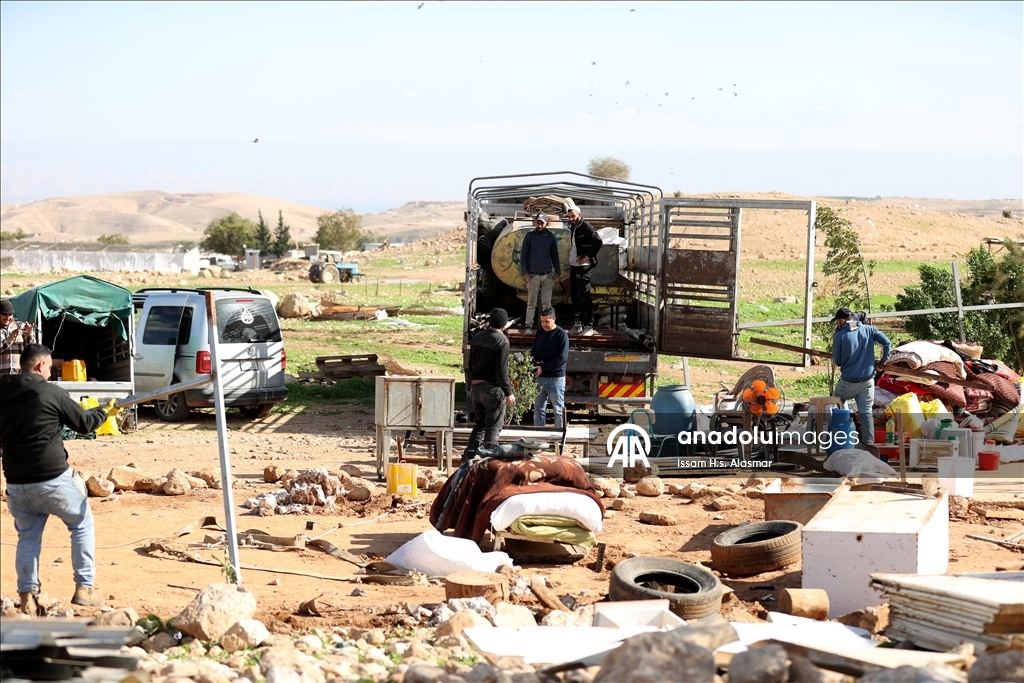 اعتداءات المستوطنين تهجر فلسطينيي "شلال العوجا" شرقي الضفة 