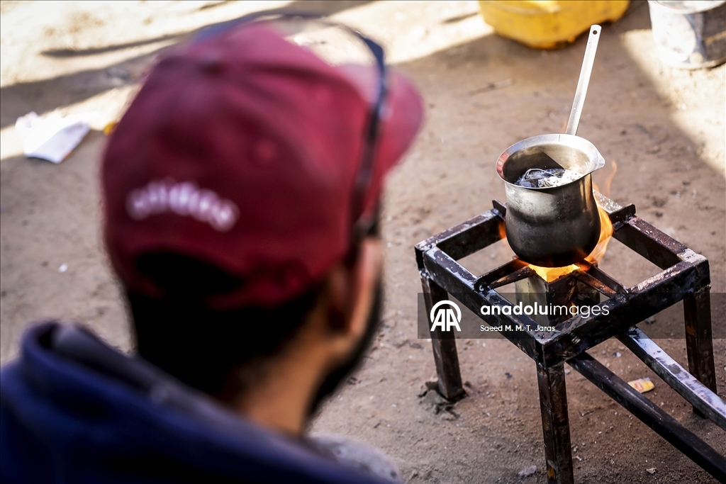 Житель сектора Газа изготавливает печи и плиты из собранного на руинах металла