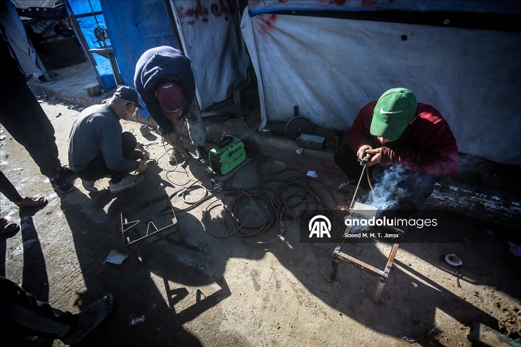 Житель сектора Газа изготавливает печи и плиты из собранного на руинах металла
