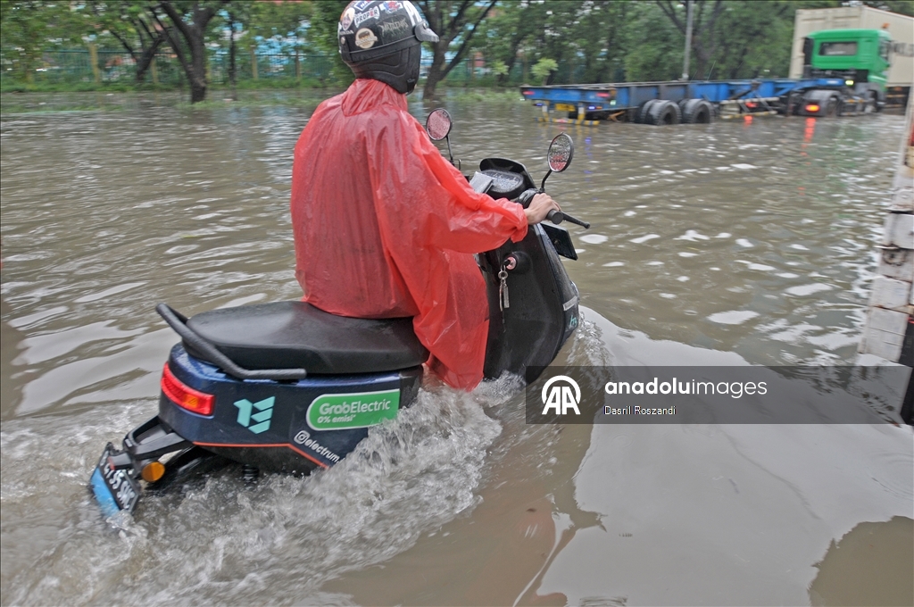 Из-за паводка в Джакарте затоплен ряд дорог