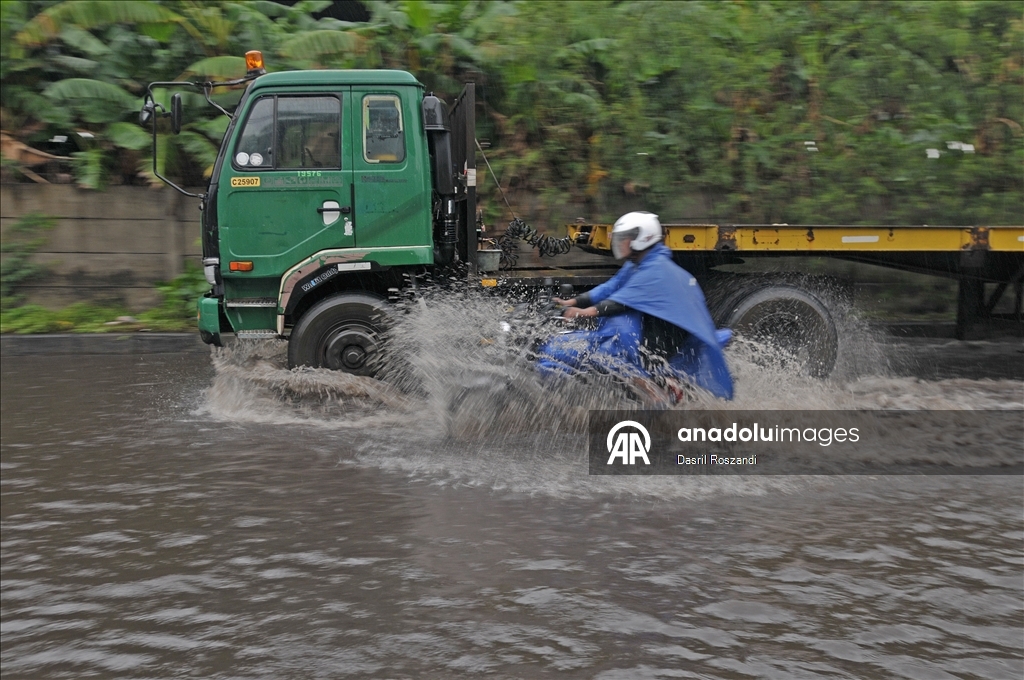 Из-за паводка в Джакарте затоплен ряд дорог
