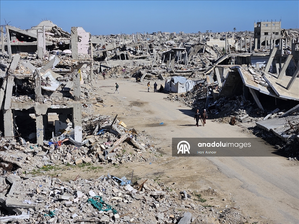 Жители Газы ютятся среди руин разрушенных зданий