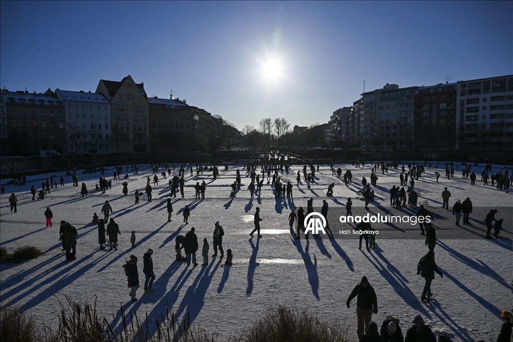 Берлинцы катаются на коньках по бассейну