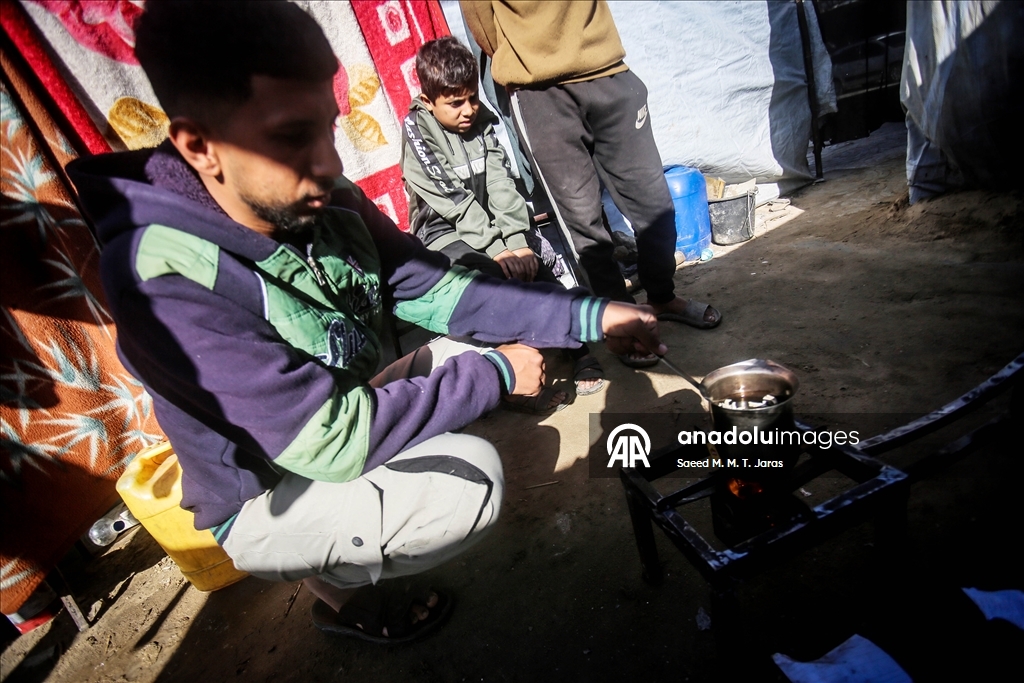 Житель сектора Газа изготавливает печи и плиты из собранного на руинах металла