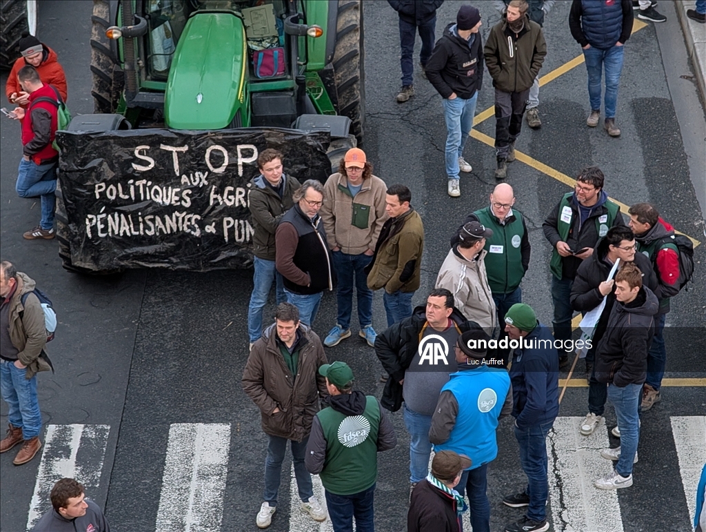 Фермеры на сотнях тракторов въехали в Париж