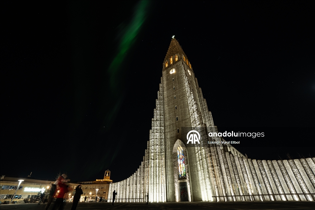 Мощная магнитная буря вызвала яркое полярное сияние над Исландией