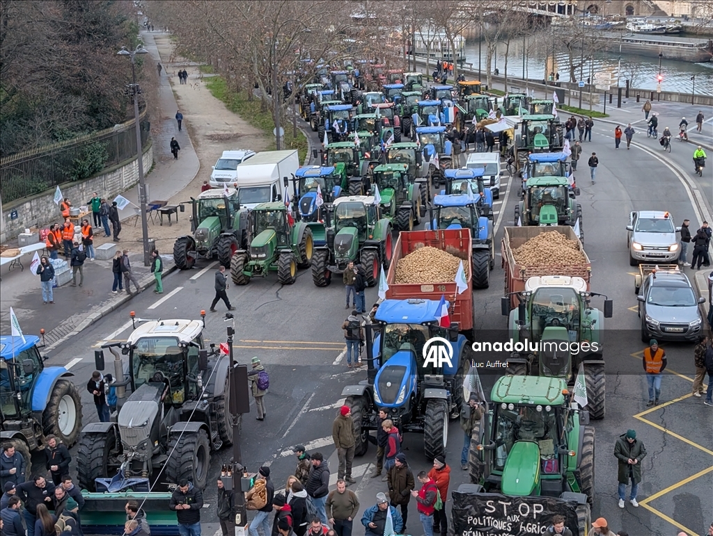 Фермеры на сотнях тракторов въехали в Париж