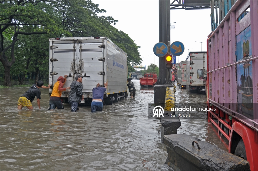 Из-за паводка в Джакарте затоплен ряд дорог