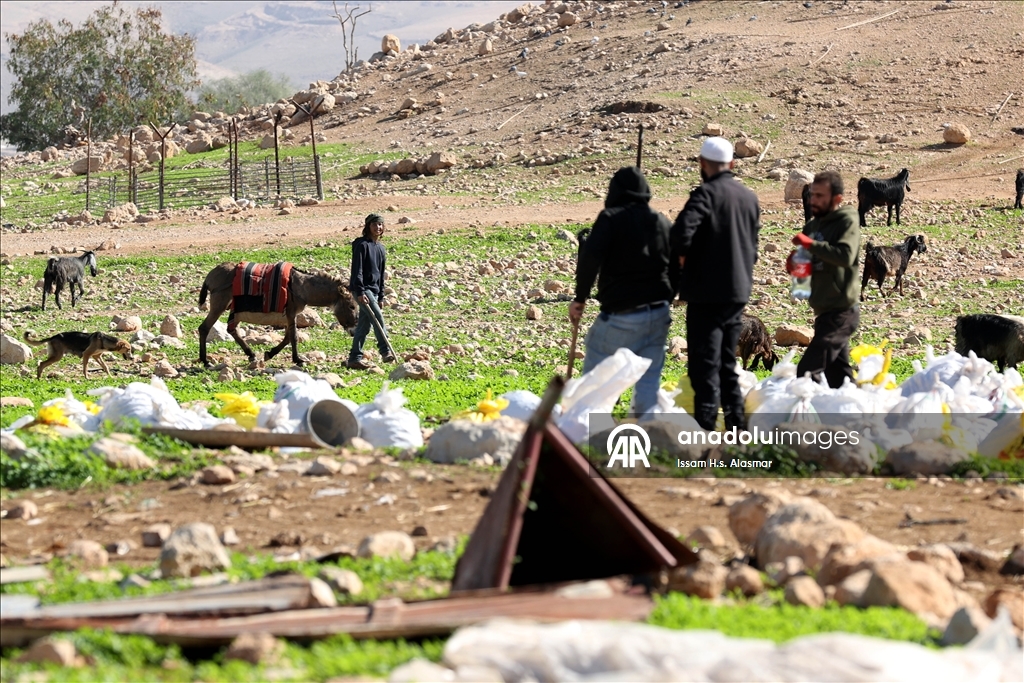 اعتداءات المستوطنين تهجر فلسطينيي "شلال العوجا" شرقي الضفة 