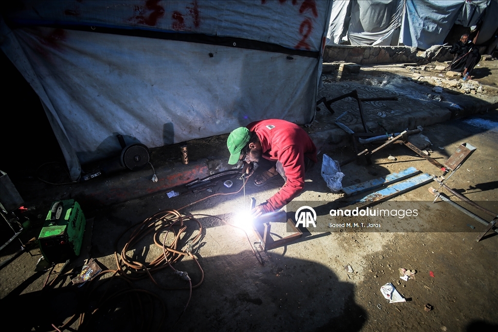 Житель сектора Газа изготавливает печи и плиты из собранного на руинах металла