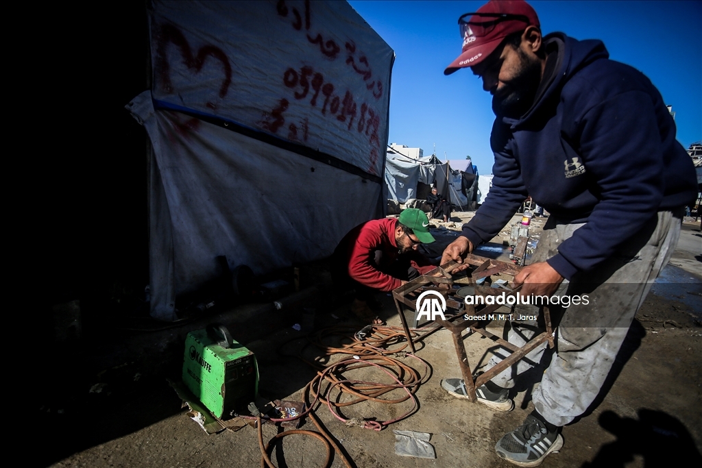 Житель сектора Газа изготавливает печи и плиты из собранного на руинах металла