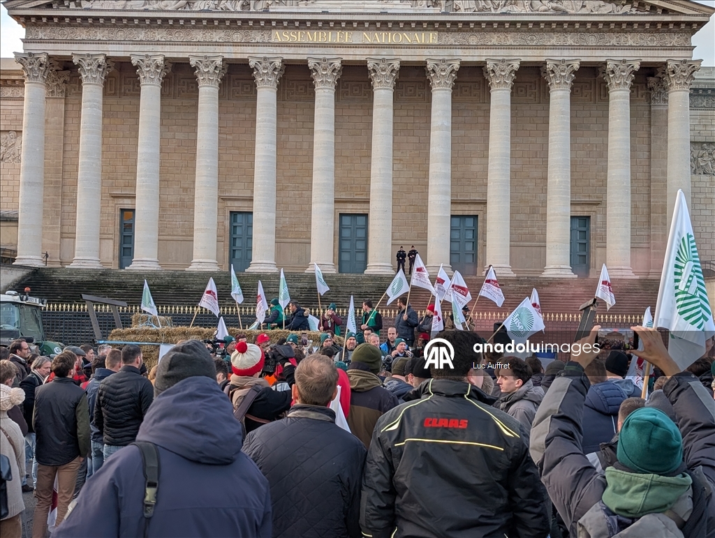 Фермеры на сотнях тракторов въехали в Париж