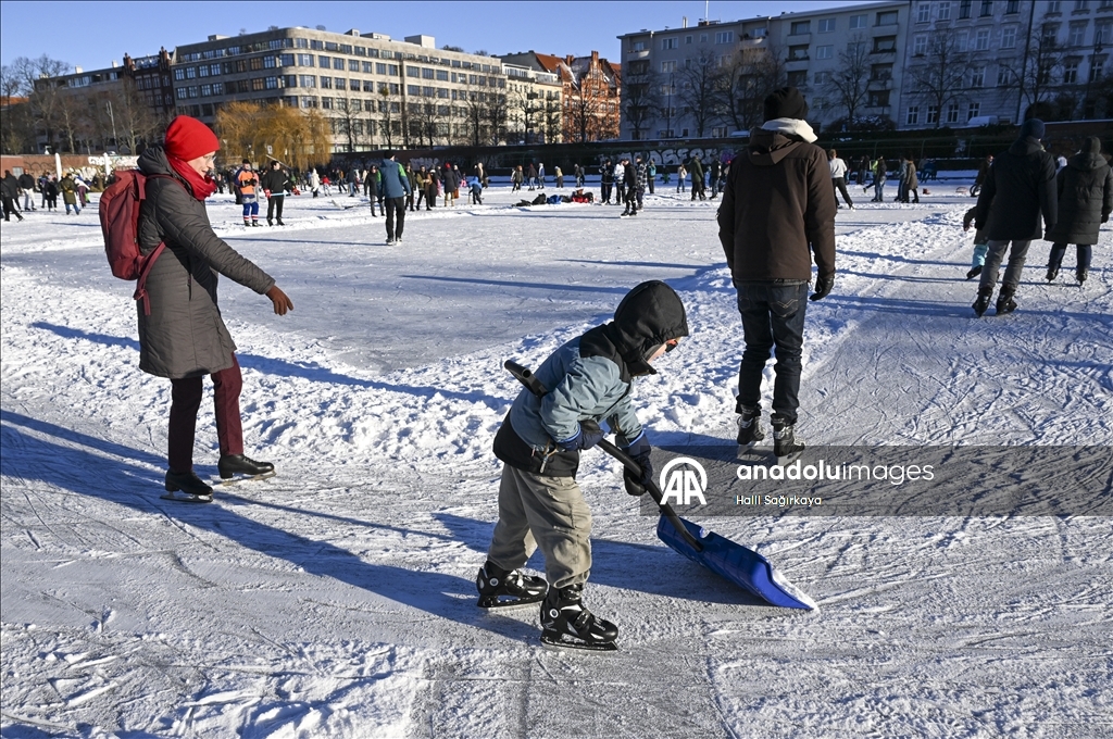 Берлинцы катаются на коньках по бассейну