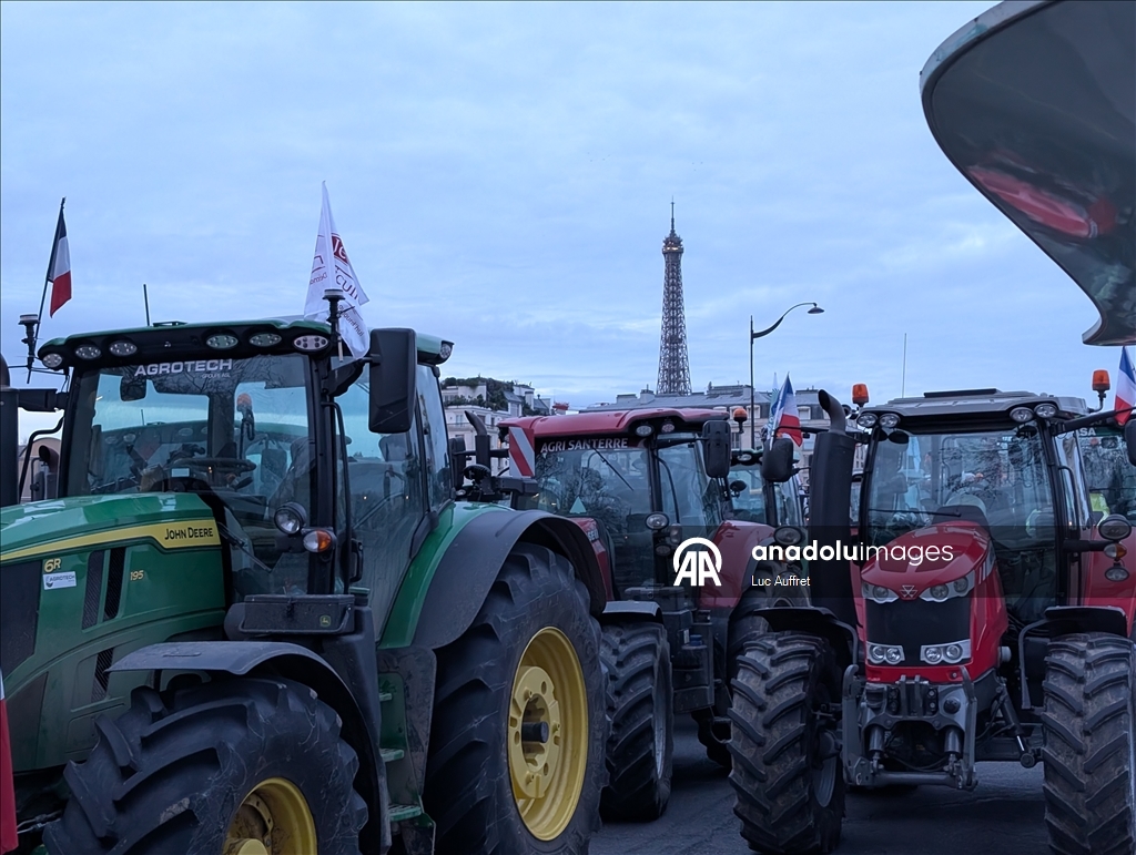 Фермеры на сотнях тракторов въехали в Париж