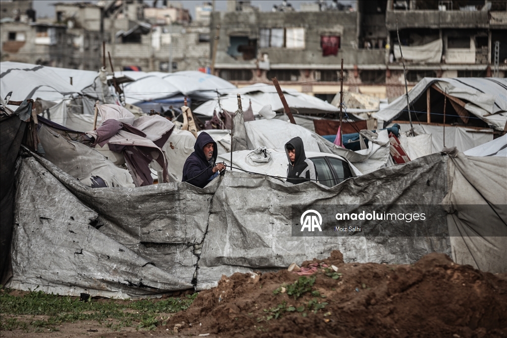 Непогода разрушила палатки палестинцев в Газе