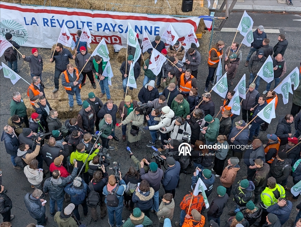 Фермеры на сотнях тракторов въехали в Париж