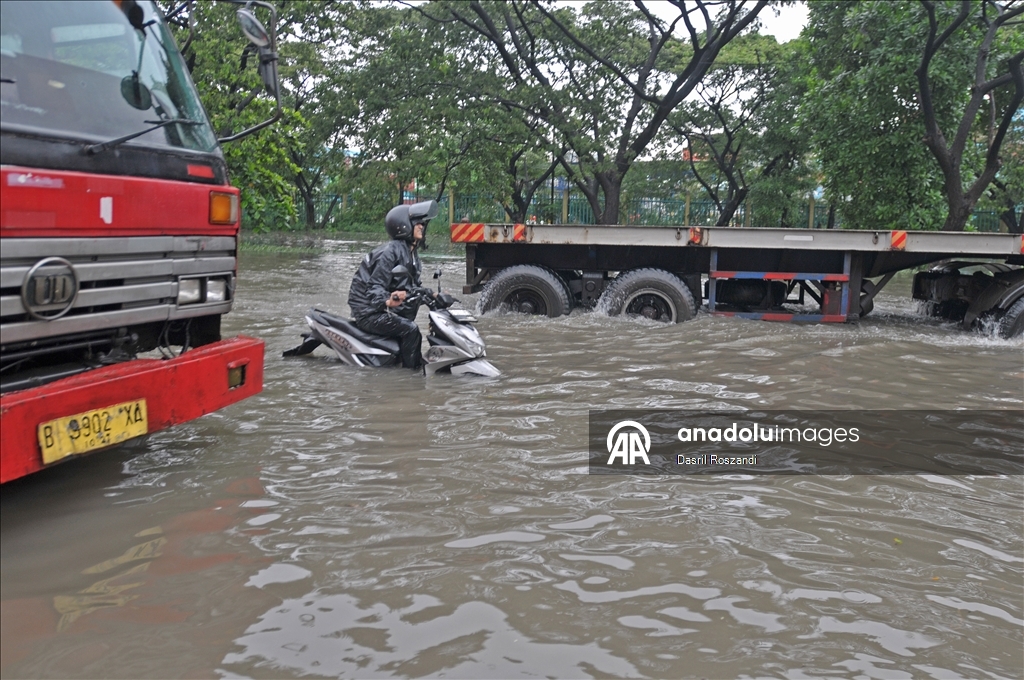 Из-за паводка в Джакарте затоплен ряд дорог
