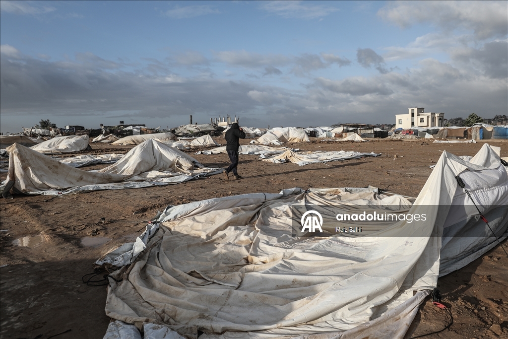 Непогода разрушила палатки палестинцев в Газе