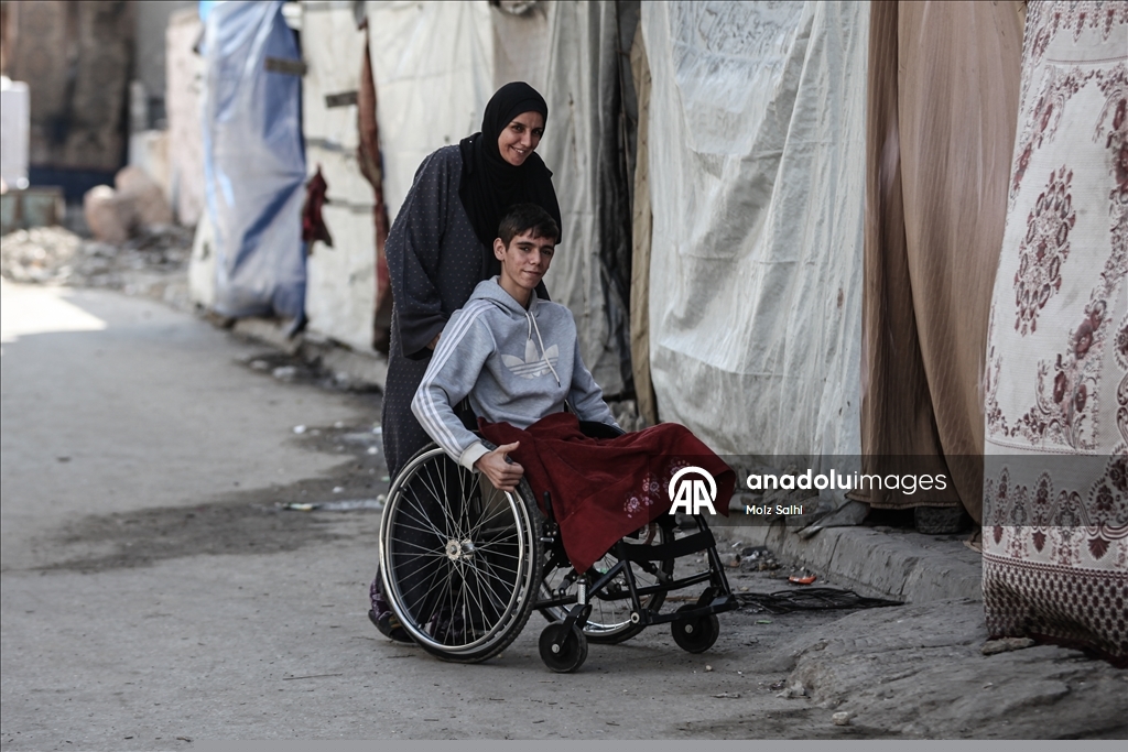 غزة.. لغم إسرائيلي أفقد الشاب داود ساقيه وسلبه أحلامه 