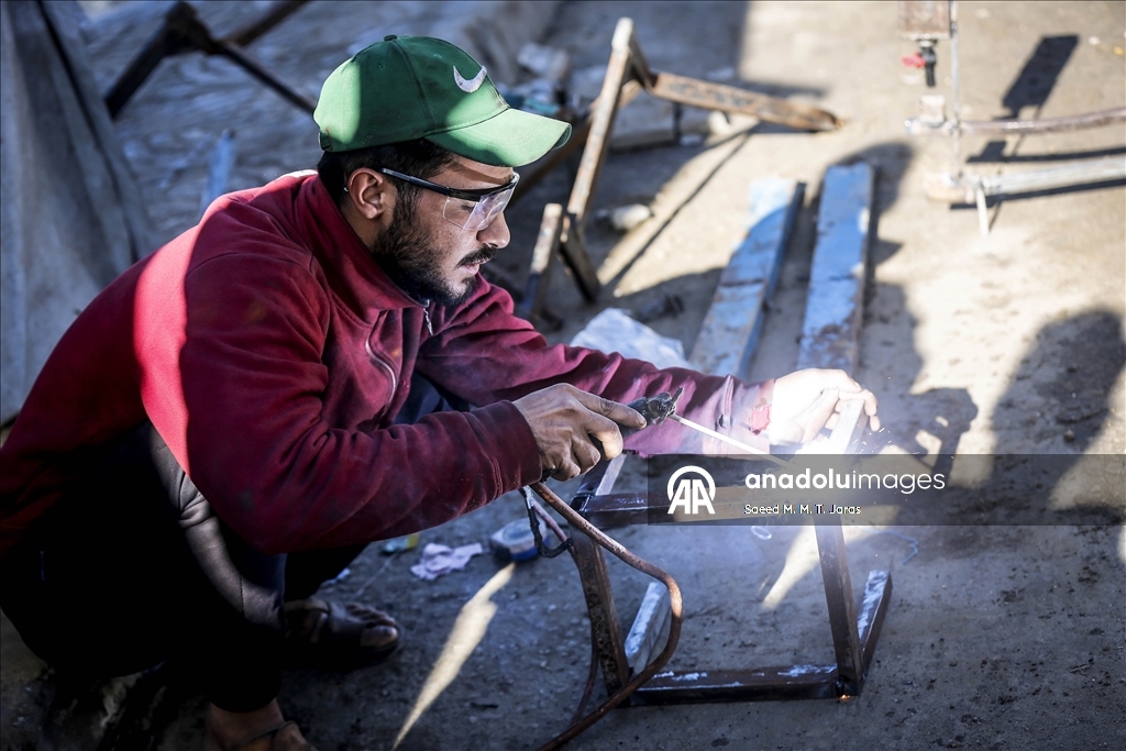 Житель сектора Газа изготавливает печи и плиты из собранного на руинах металла