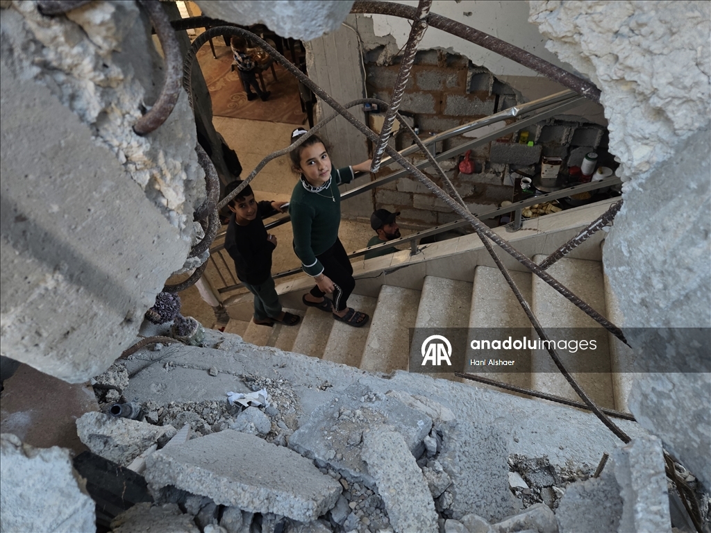 Жители Газы ютятся среди руин разрушенных зданий