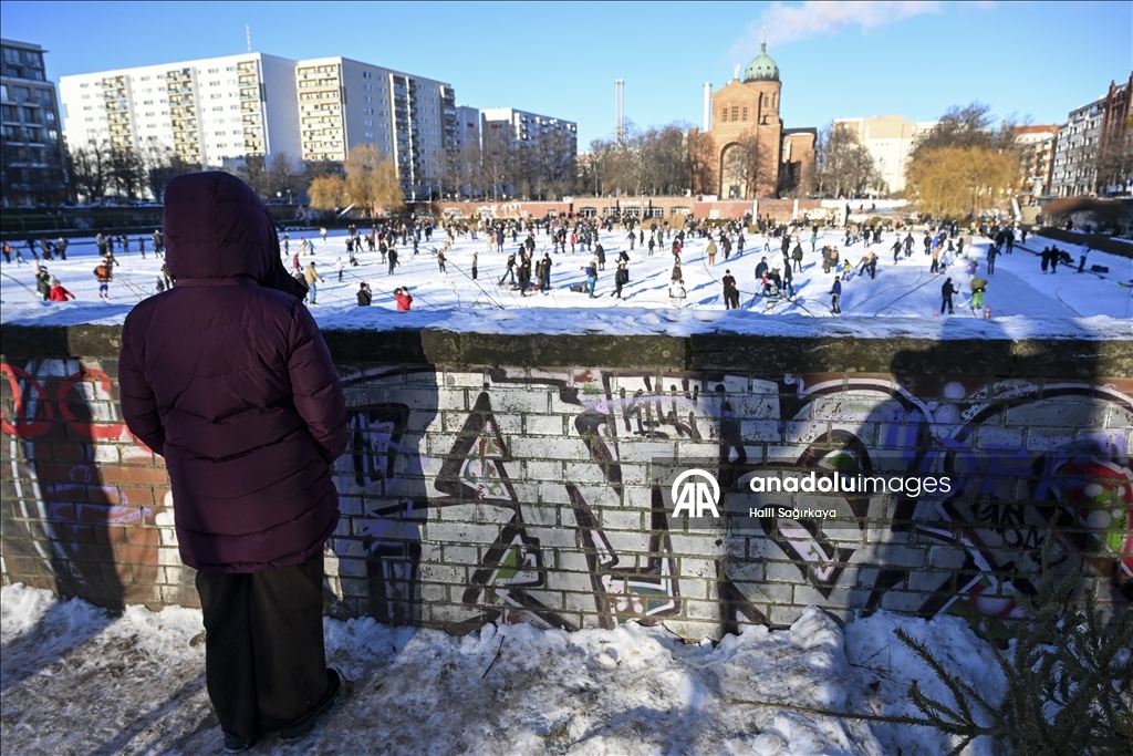 Берлинцы катаются на коньках по бассейну