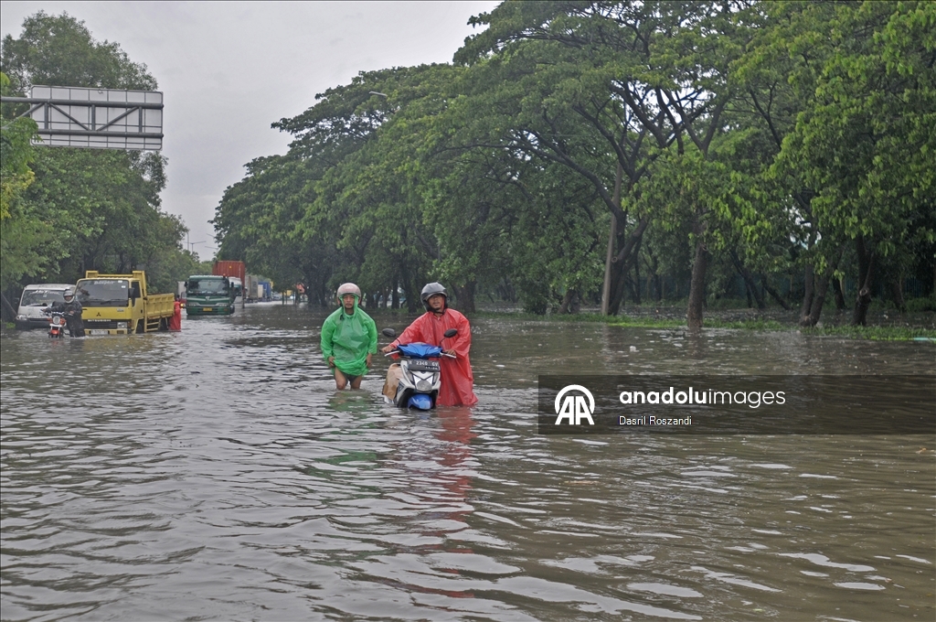 Из-за паводка в Джакарте затоплен ряд дорог