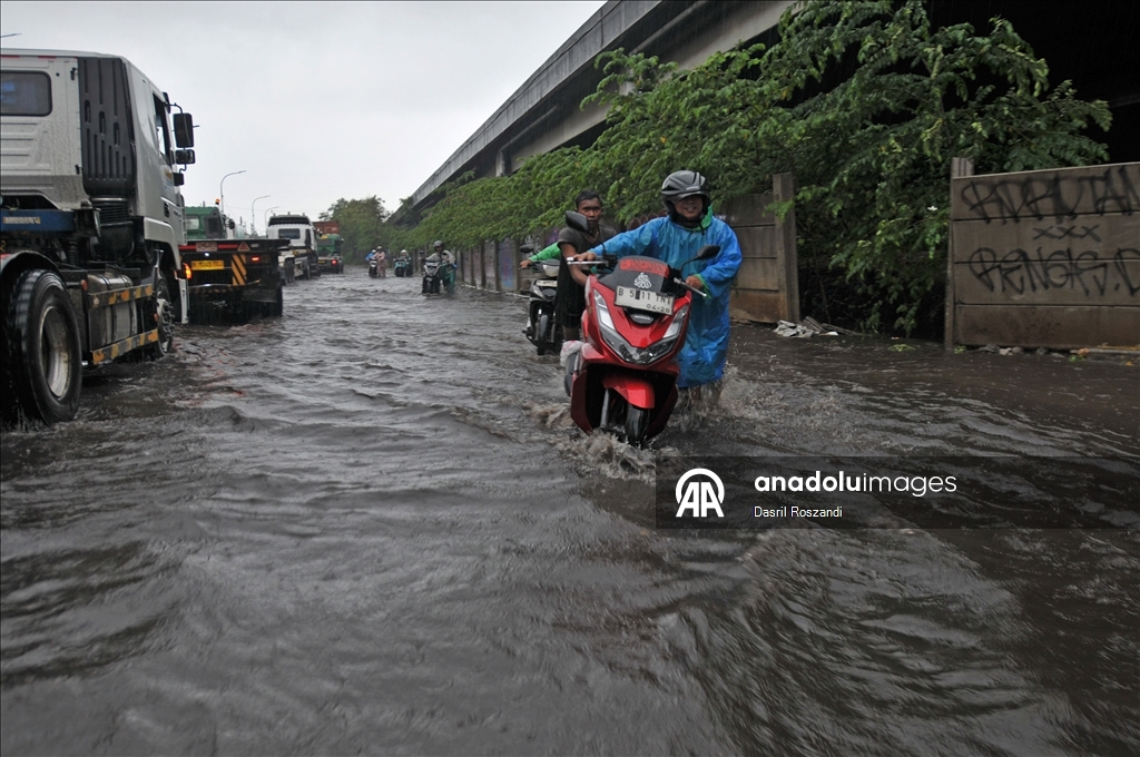 Из-за паводка в Джакарте затоплен ряд дорог