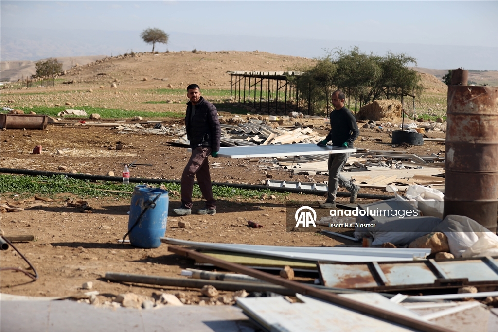 اعتداءات المستوطنين تهجر فلسطينيي "شلال العوجا" شرقي الضفة 