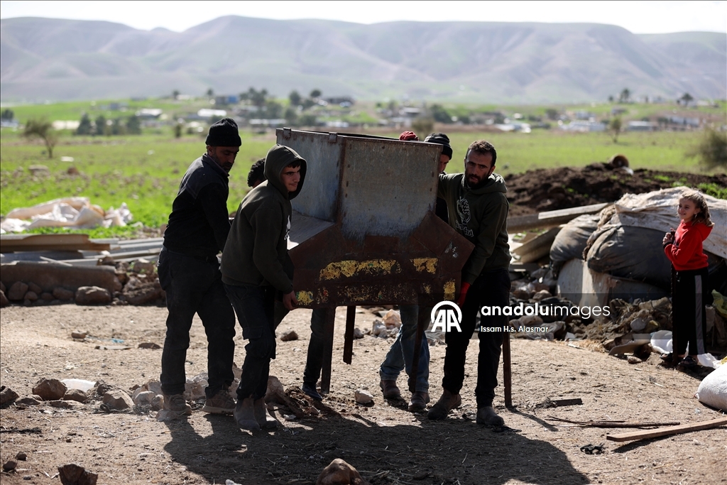 اعتداءات المستوطنين تهجر فلسطينيي "شلال العوجا" شرقي الضفة 