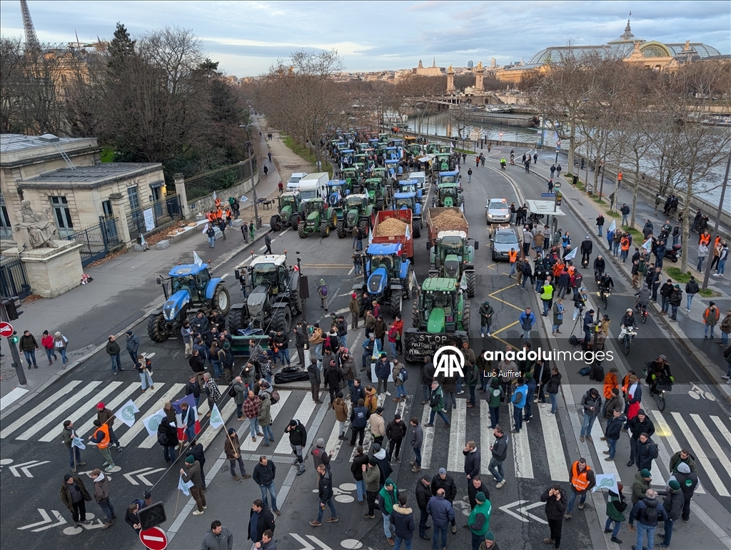 Фермеры на сотнях тракторов въехали в Париж