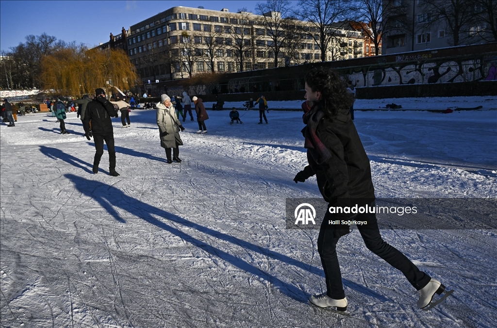 Берлинцы катаются на коньках по бассейну