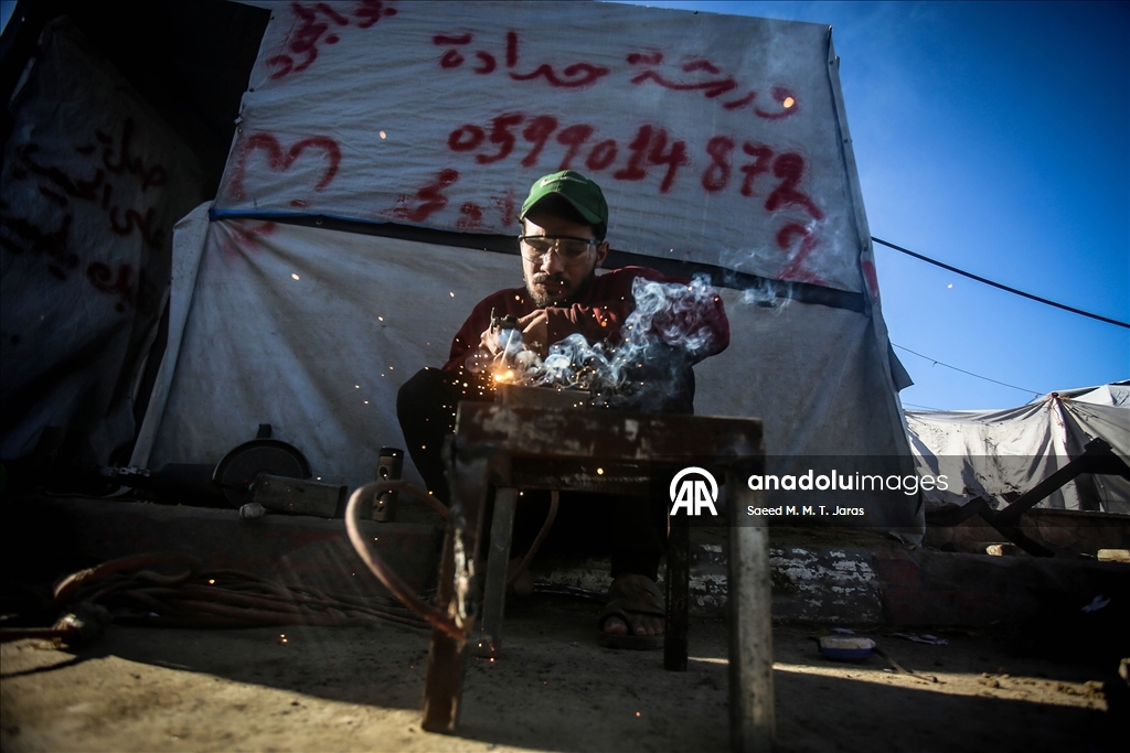 Житель сектора Газа изготавливает печи и плиты из собранного на руинах металла
